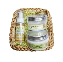 Подарочный набор для лица Омолаживающий Lemongrass House в корзине с искусственным цветком франжипани